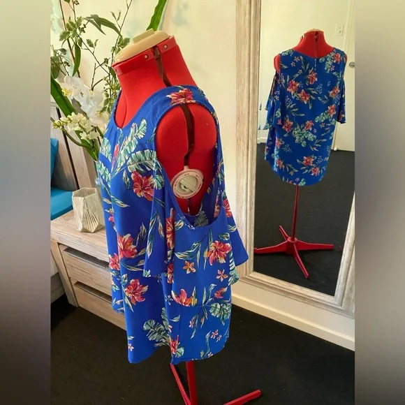(💰$3 for $15) Size 18 Crossroads Cold shoulder top, blue with red floral print - Picture 8 of 9